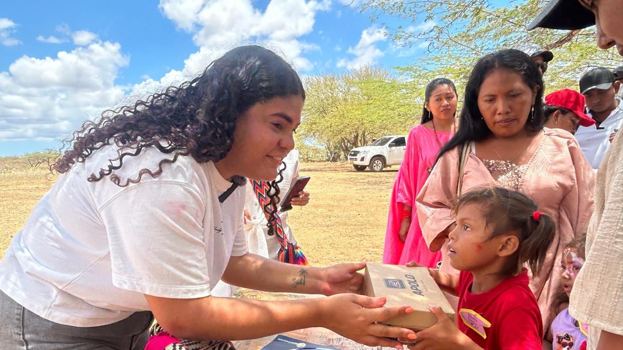 En la Alta Guajira, Coltefinanciera llevó su equipo de voluntarios para entregar ayudas a la comunidad. También, apoyó la construcción de una planta de agua que hoy beneficia a la región.