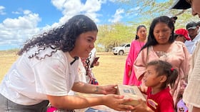 En la Alta Guajira, Coltefinanciera apoyó la construcción de una planta de agua que hoy beneficia a niños, líderes comunitarios y autoridades tradicionales de la región.