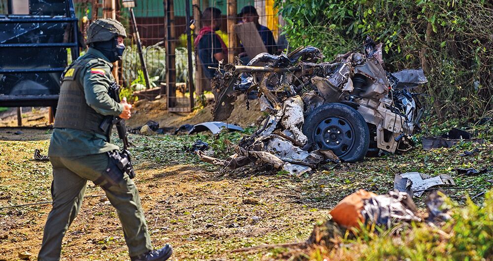    El carro bomba en Miranda fue uno de los atentados terroristas de las disidencias de las Farc en la última semana. Los pobladores están en medio del fuego y del estruendo de las bombas. Las normas impuestas por los criminales impiden la circulación de personas después de las 8:00 p. m.