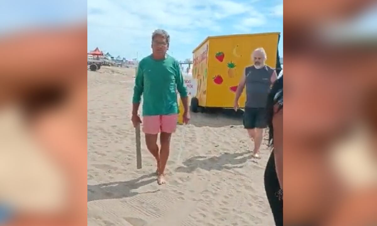 A través del video difundido en redes sociales se ve al vendedor ambulante amenazando a turistas con un palo