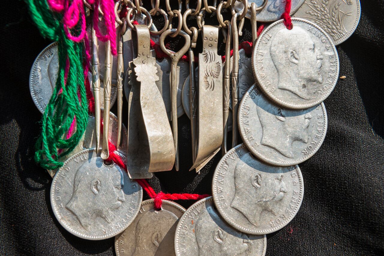 La antigua tradición del Feng Shui ha integrado el collar de monedas como un amuleto de buena suerte, simbolizando la prosperidad y la abundancia en todas las áreas de la vida.