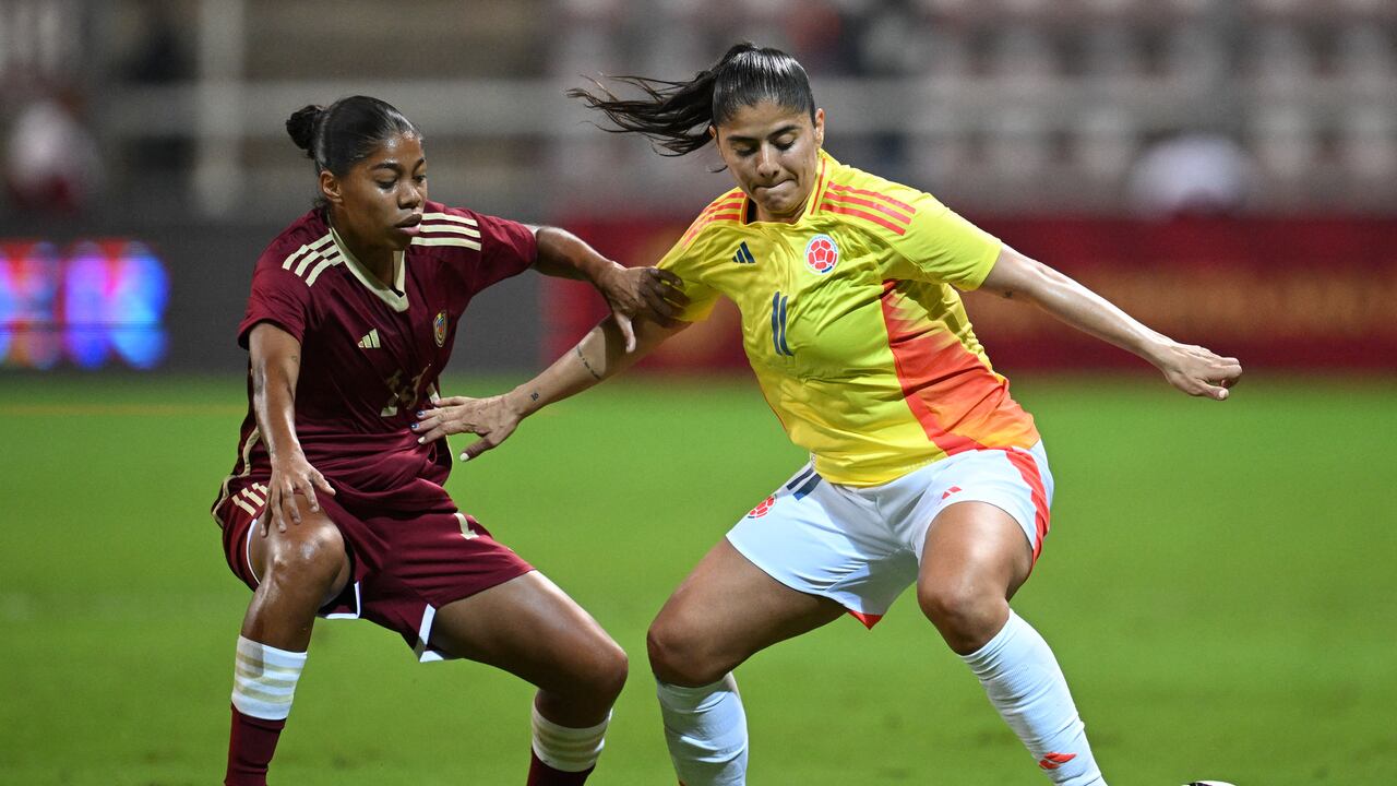 Colombia's Catalina Usme (R) and Venezuela's Raiderlin Carrasco (L) fight for the ball during the women's friendly football match between Venezuela and Colombia at the Metropolitano stadium in Barquisimeto, Venezuela on May 30, 2024. (Photo by Federico PARRA / AFP)