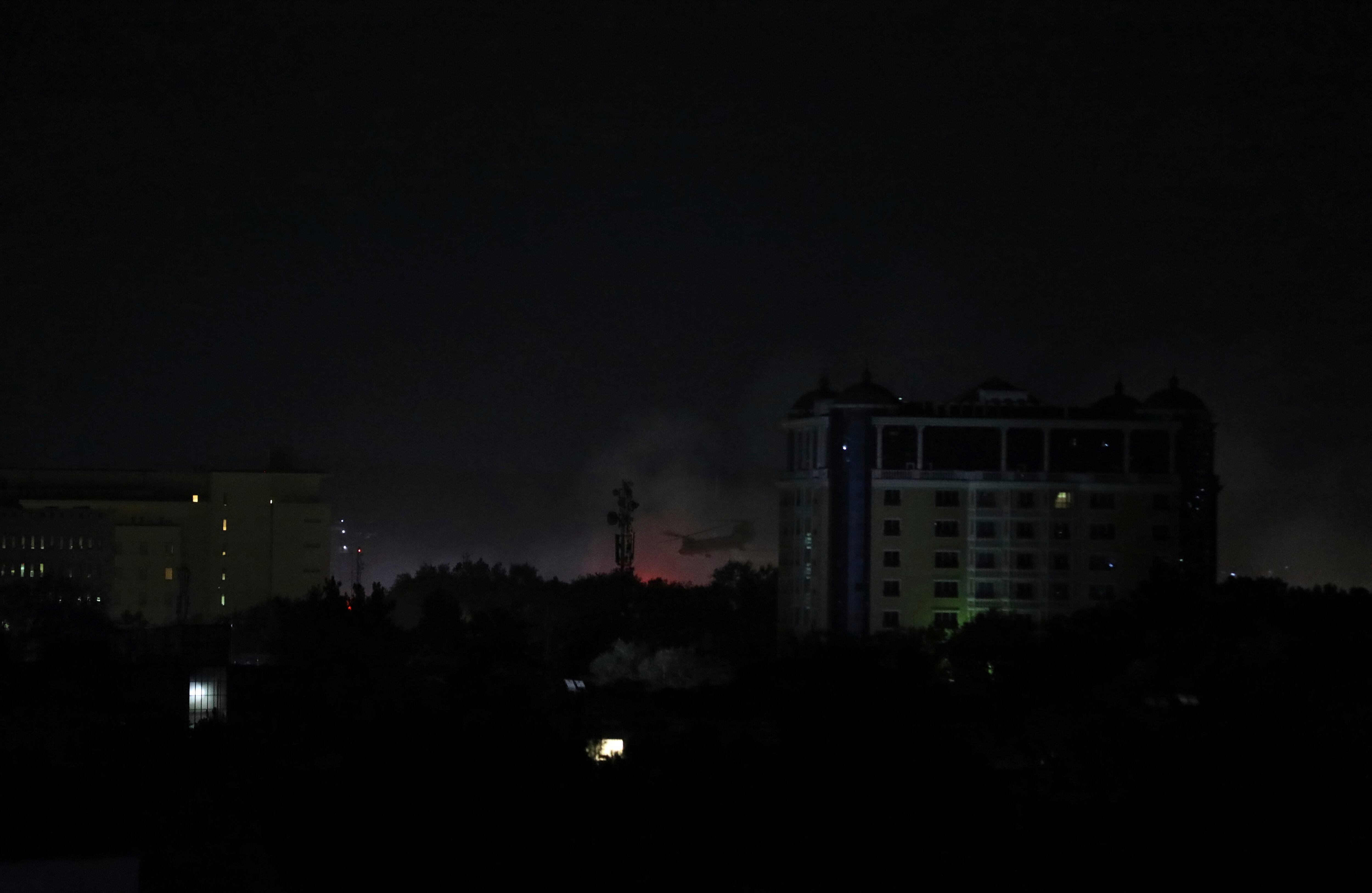 Humo sale de las cercanías de la embajada de Estados Unidos en Kabul en la madrugada de este domingo, antes de que los talibanes se tomarán la ciudad (AP Photo/Rahmat Gul)