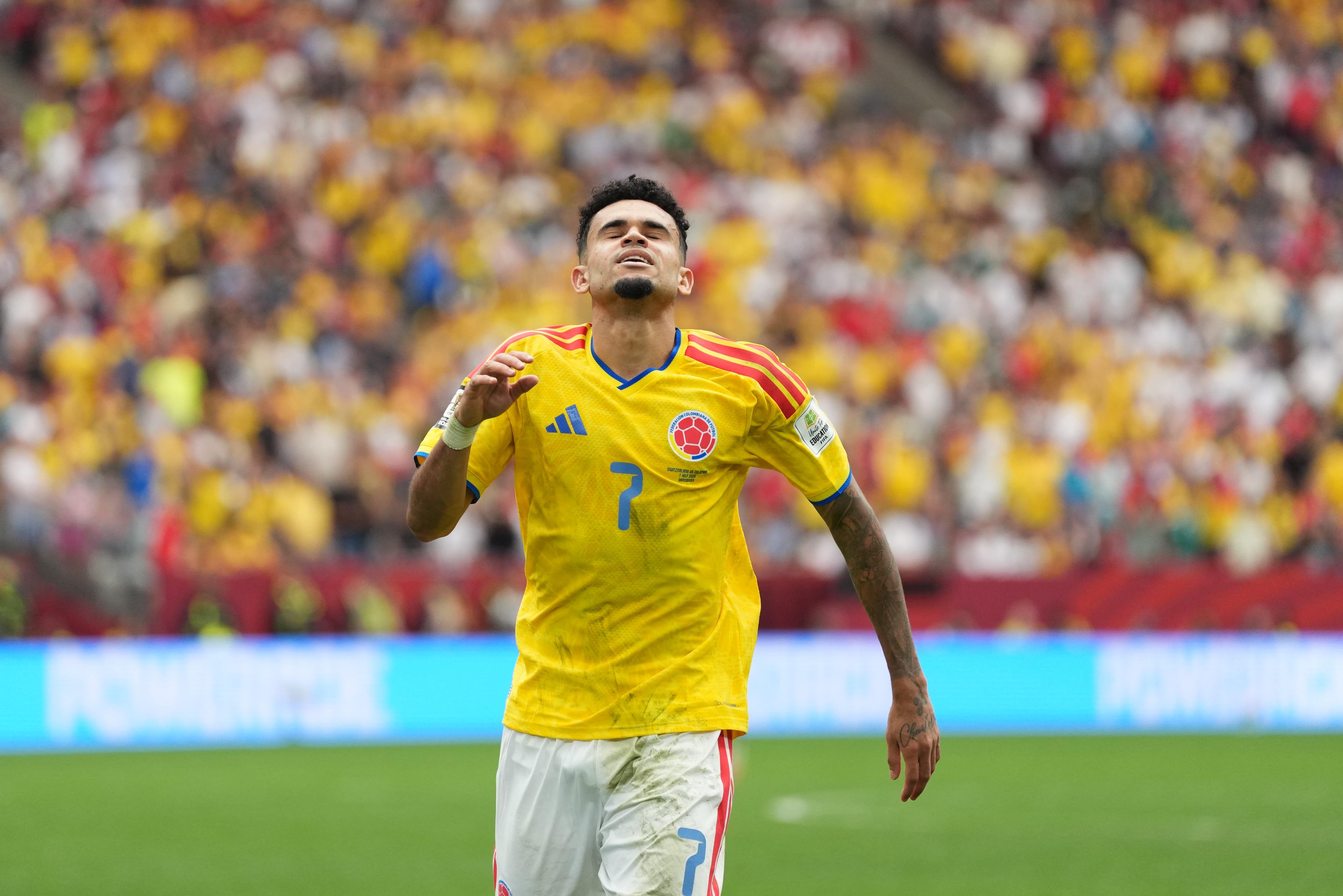 Luis Díaz se mantiene en la cancha para la segunda mitad de la prórroga. (Ethan Cairns/The Canadian Press via AP)