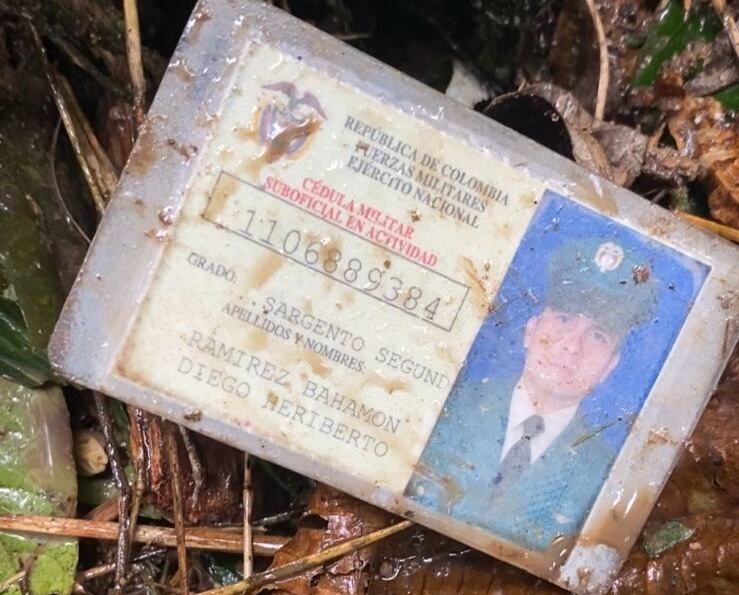 Carnet de uno de los militares fallecidos.