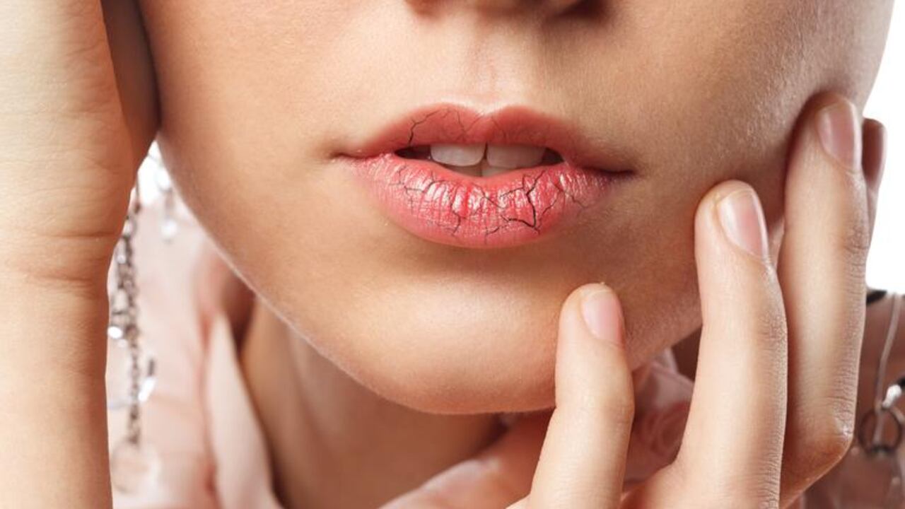 Exfoliar e hidratar los labios ayuda a que luzcan más brillantes y bonitos.