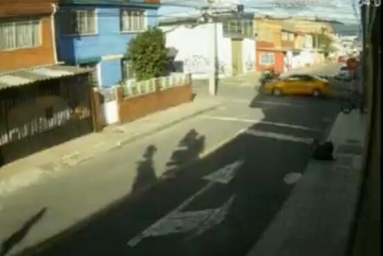 Previamente, se ve en las imágenes que en medio de la huida los antisociales se estrellan violentamente en una esquina contra un taxi y caen al piso.