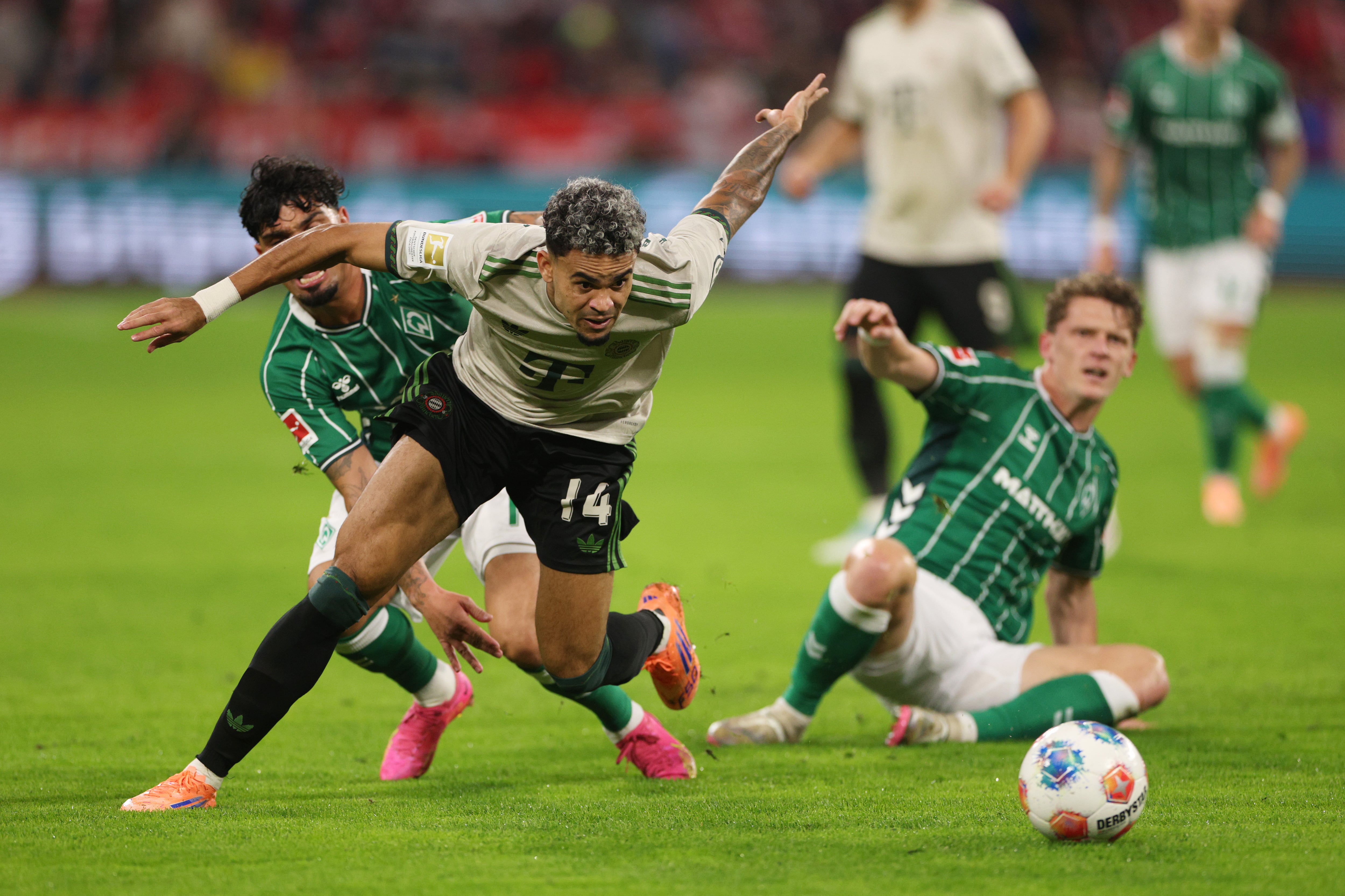 MUNICH, GERMANY - SEPTEMBER 26: Luis Diaz of Bayern Munich is challenged by Cameron Puertas of Werder Bremen  during the Bundesliga match between FC Bayern München and SV Werder Bremen at Allianz Arena on September 26, 2025 in Munich, Germany. (Photo by Adam Pretty/Getty Images)
