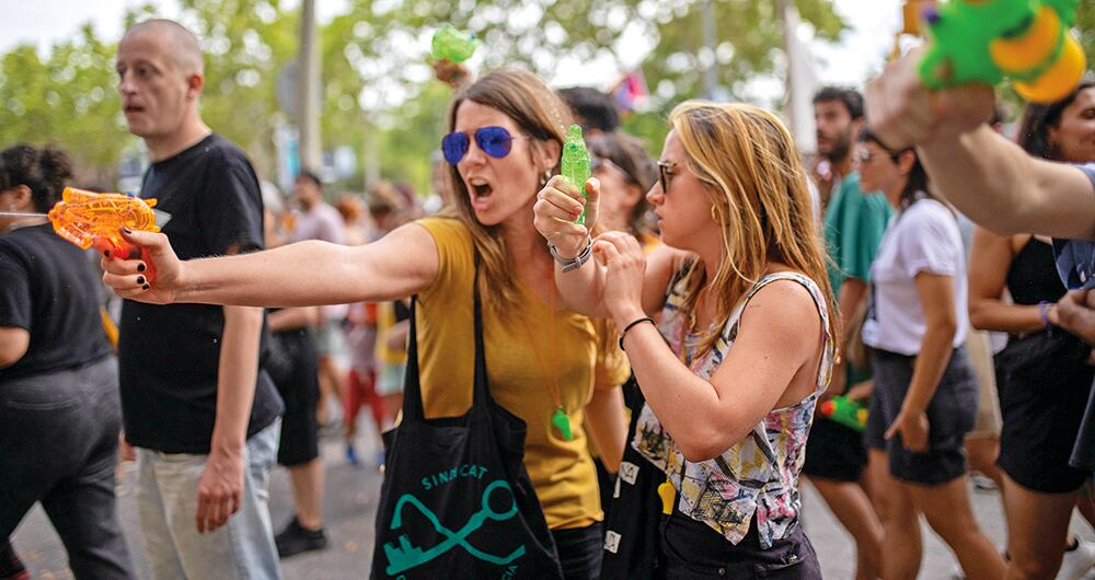 Manifestantes arrojan agua a turistas en medio de las calles y restaurantes.En las marchasse vieron carteles con mensajes de indignación. 