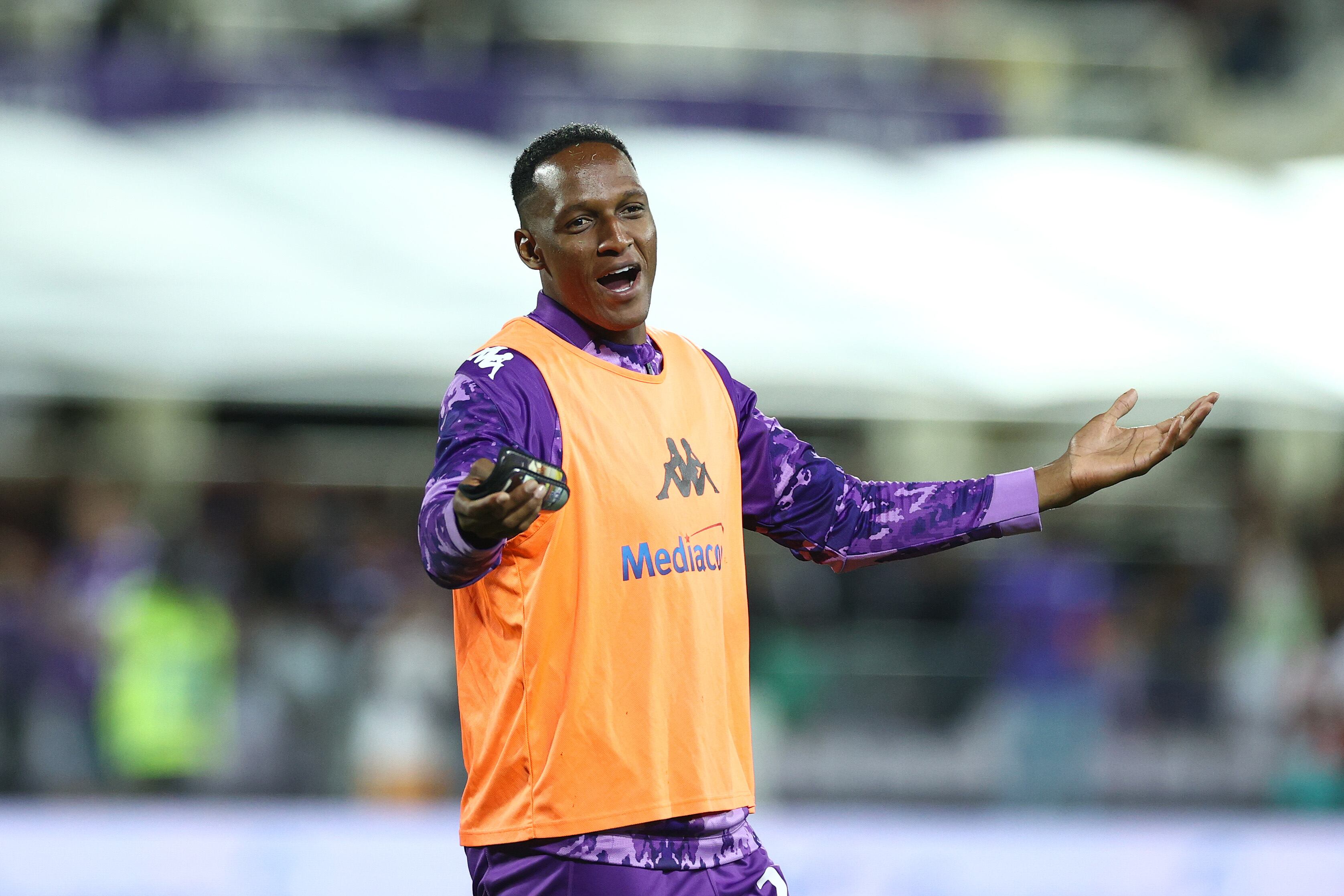 Yerry Mina de ACF Fiorentina hace gestos durante la Liga de la Conferencia de la UEFA - partido de segunda vuelta de la ronda de play-off entre ACF Fiorentina y Rapid Wien en Artemio Franchi el 31 de agosto de 2023 en Florencia, Italia. (Foto de Matteo Ciambelli / DeFodi Images a través de Getty Images)