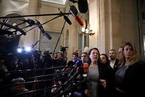 La diputada del partido ecologista francés, Cyrielle Chatelain, rodeada de otros parlamentarios de Ecologistes, se dirige a la prensa después de que los legisladores votaron para derrocar al gobierno en la Asamblea Nacional, cámara baja del Parlamento francés, en París el 4 de diciembre de 2024.