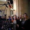 La diputada del partido ecologista francés, Cyrielle Chatelain, rodeada de otros parlamentarios de Ecologistes, se dirige a la prensa después de que los legisladores votaron para derrocar al gobierno en la Asamblea Nacional, cámara baja del Parlamento francés, en París el 4 de diciembre de 2024.