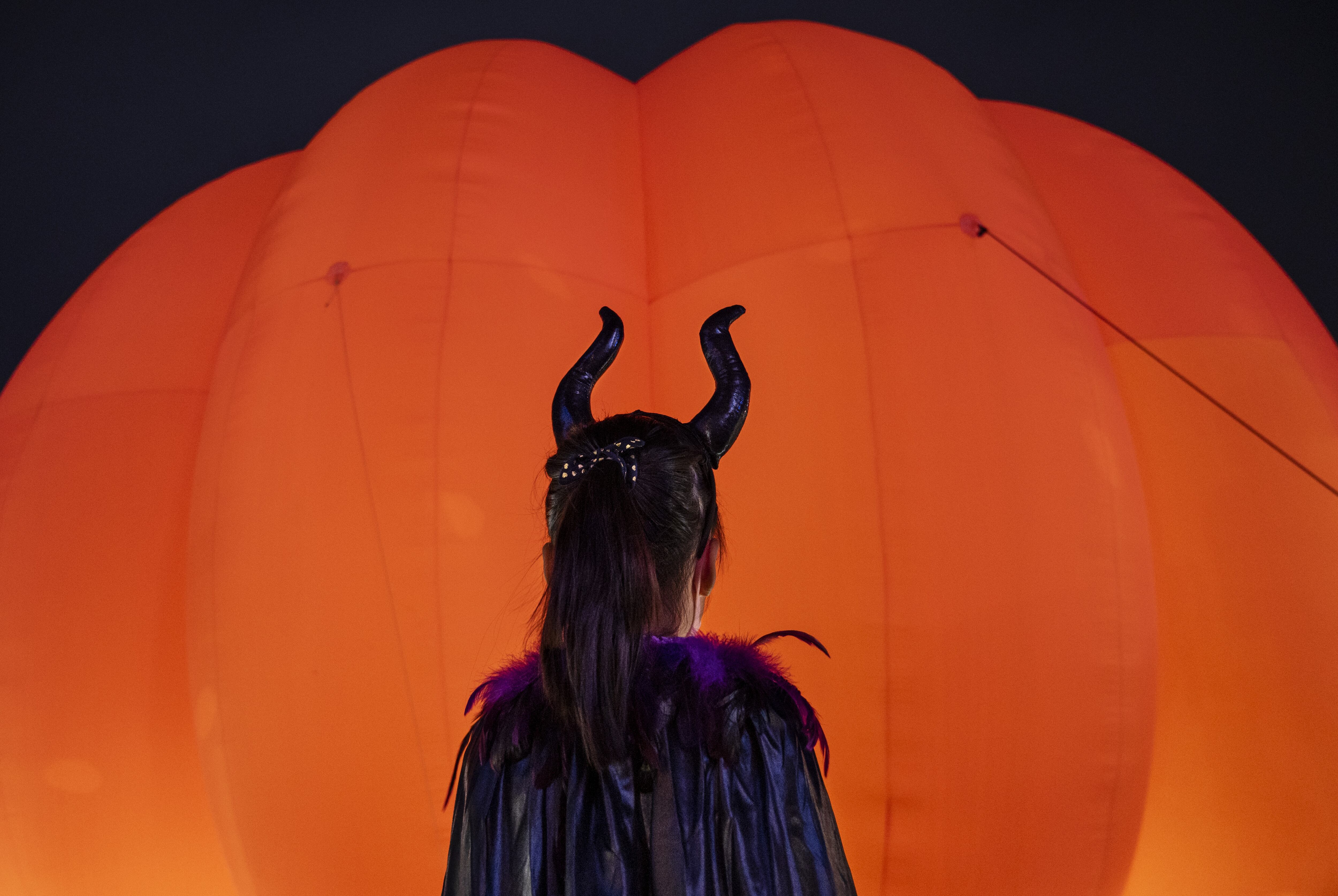 Un aniña usa un disfrza en Halloween. Imagen de referencia