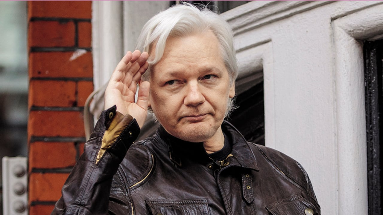El fundador de WikiLeaks aceptó un cargo de conspiración para obtener y divulgar información de defensa nacional.