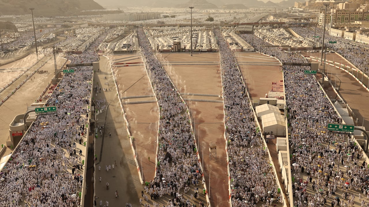 Peregrinos musulmanes llegan para realizar el ritual simbólico de 'lapidación del diablo' como parte de la peregrinación del hach a la Meca