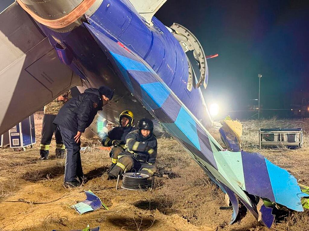 En esta fotografía publicada por el Servicio de Prensa del Ministerio de Emergencias de Kazajstán, los rescatistas trabajan en los restos del Embraer 190 de Azerbaiyán Airlines que yace en tierra cerca del aeropuerto de Aktau, Kazajstán, el jueves 26 de diciembre de 2024. (Servicio de Prensa del Ministerio de Emergencias de Kazajstán vía AP)