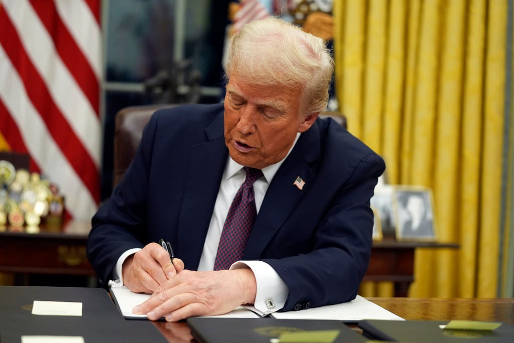 El presidente Donald Trump firma órdenes ejecutivas en el Despacho Oval de la Casa Blanca, el lunes 20 de enero de 2025, en Washington. (AP foto/Evan Vucci)