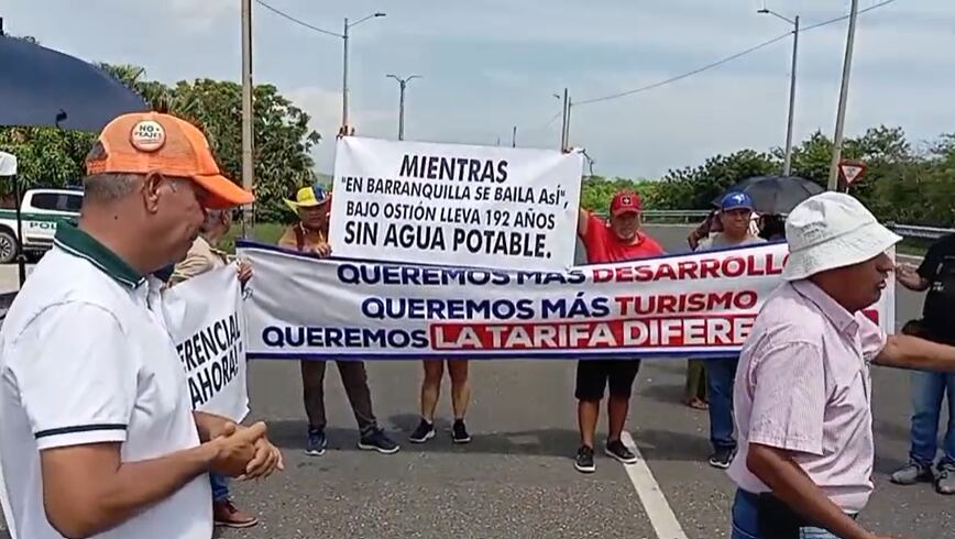 Habitantes de Bajo Ostión, Tubará, reclaman mejores vías y agua potable en peaje de Puerto Colombia.