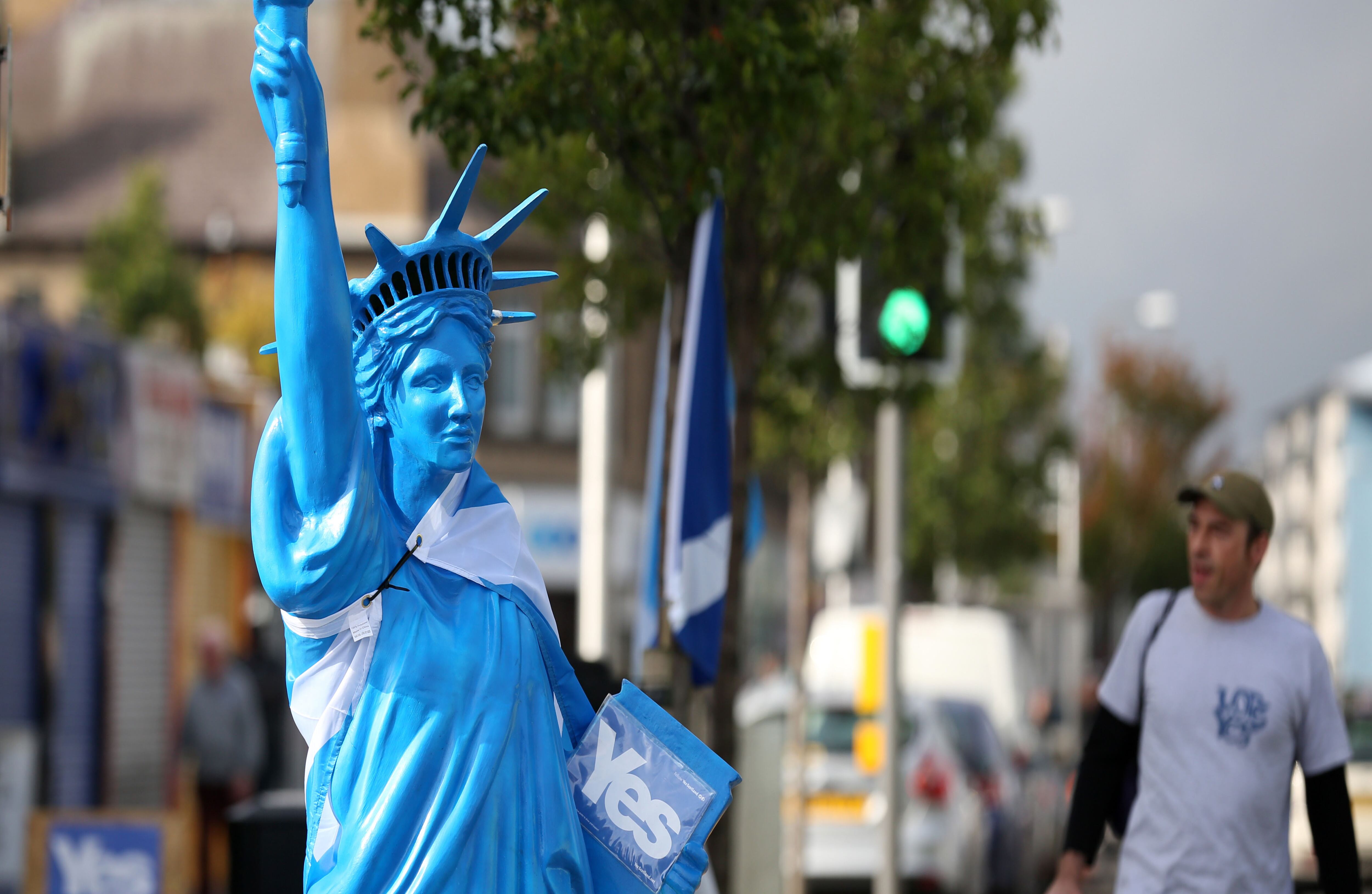 Una estatua de la libertad hace parte de una campaña a favor de la separación de Escocia del Reino Unido. (AP)