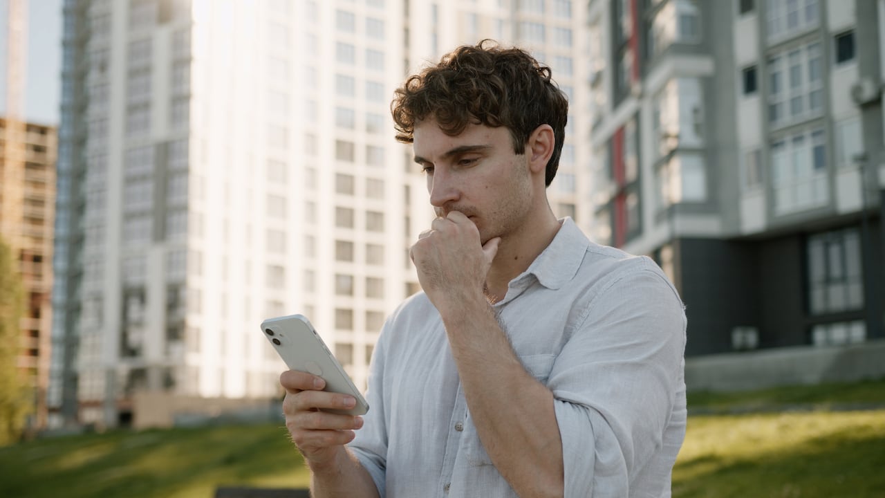 Especialistas señalan que muchos procesos activos en el teléfono pasan desapercibidos para el usuario.