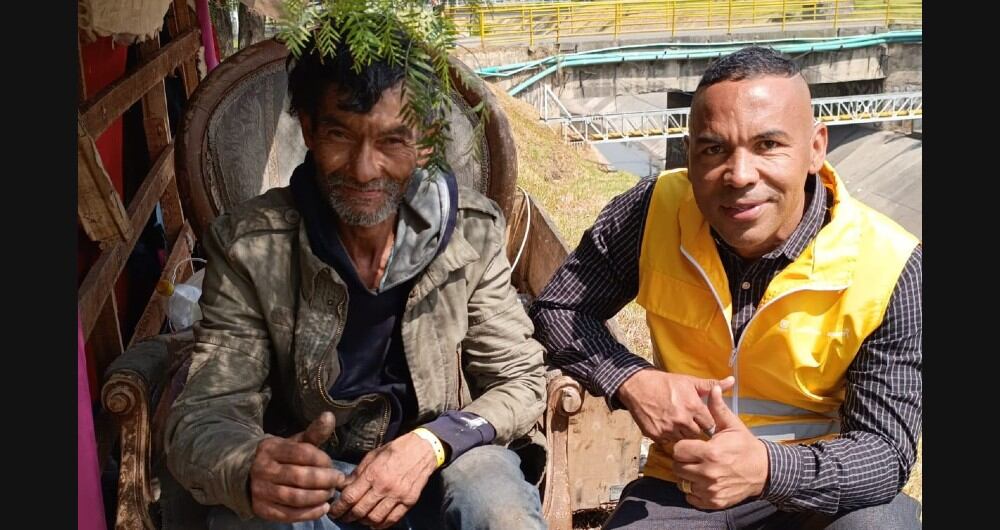 Director del Idipron, Javier Palacios, con una persona en condición de habitabilidad en calle