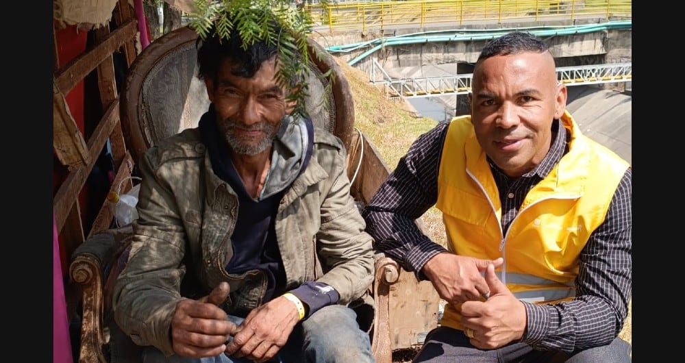 Director del Idipron, Javier Palacios, con una persona en condición de habitabilidad en calle