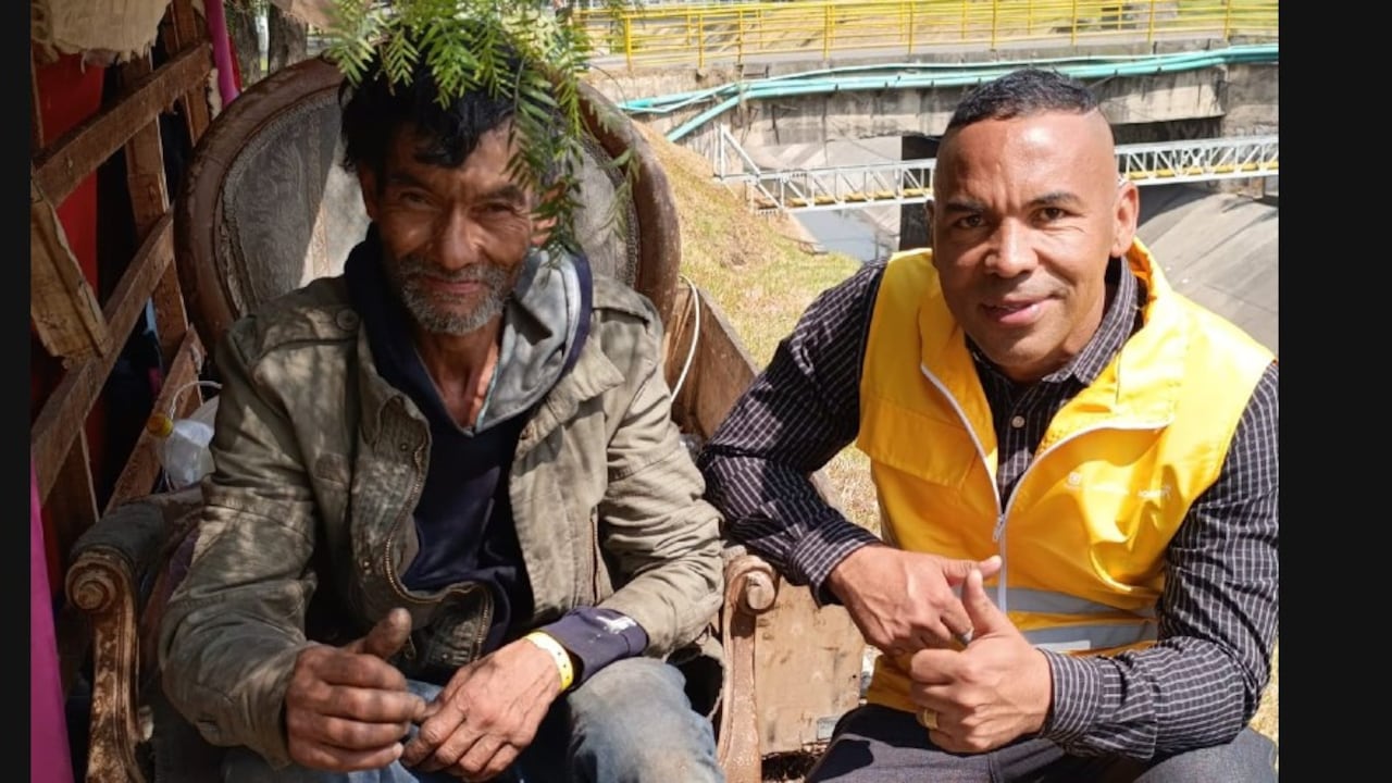 Director del Idipron, Javier Palacios, con una persona en condición de habitabilidad en calle