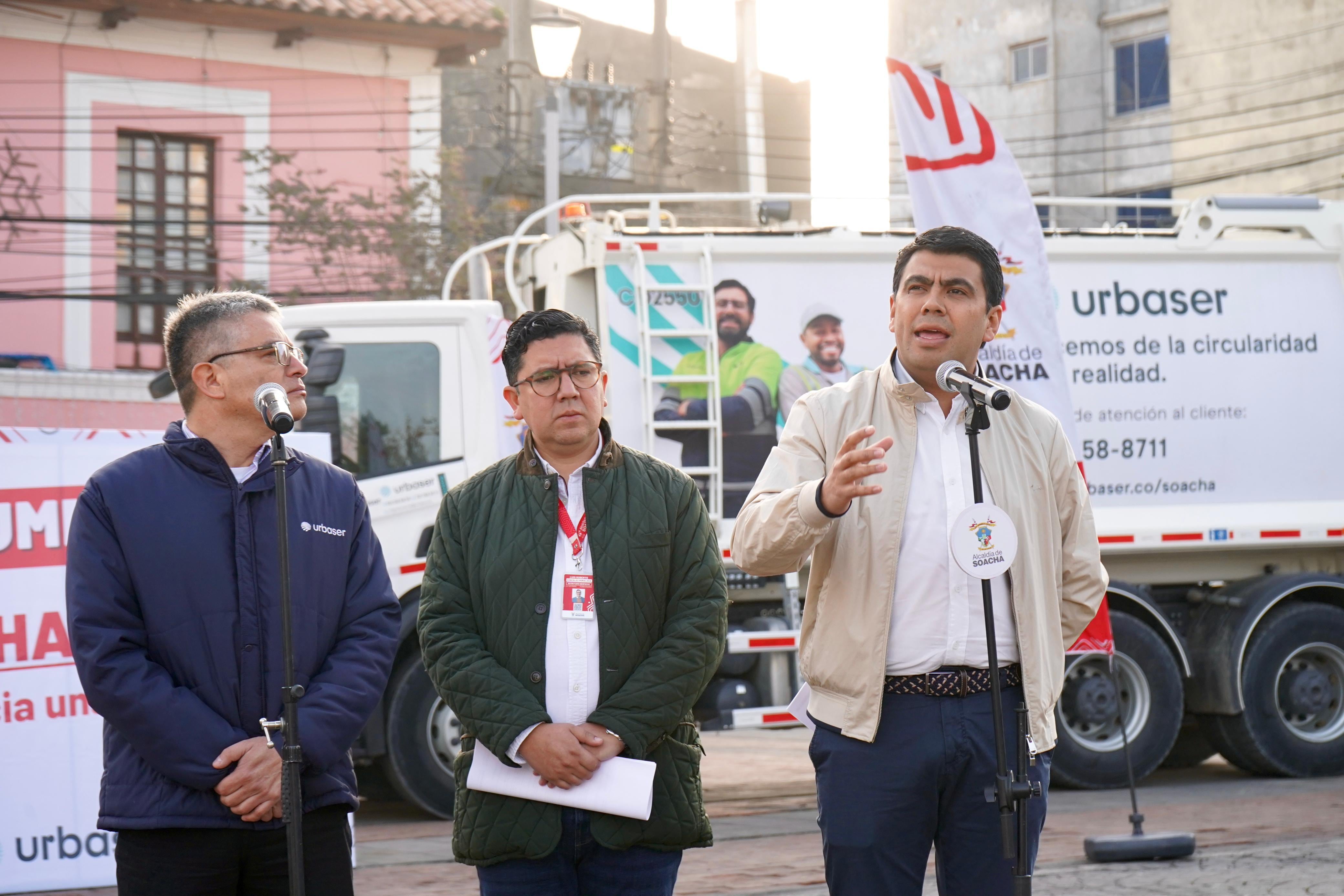 Julián Sánchez, alcalde de Soacha; y Alejandro Niño, gerente de la empresa Urbaser.