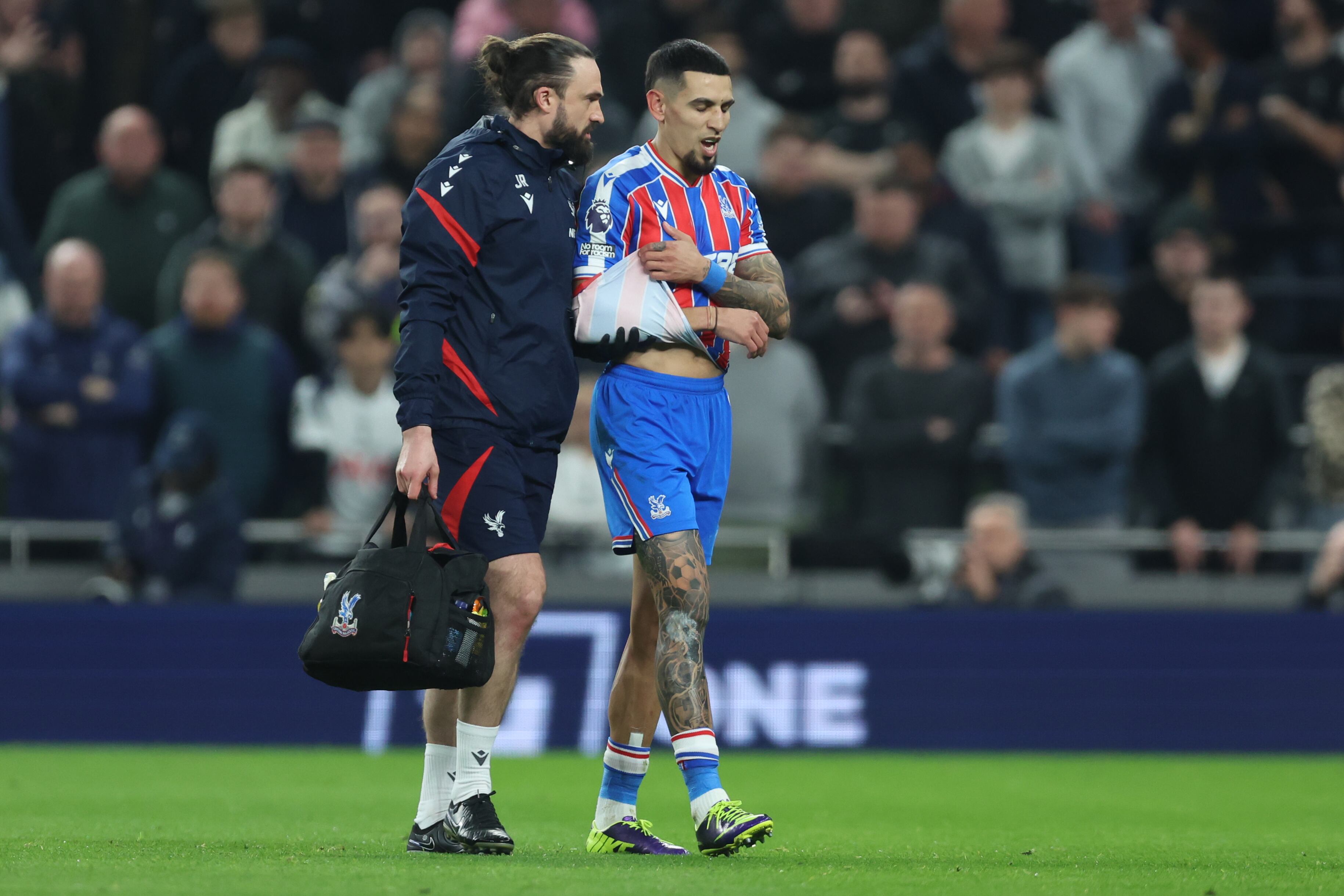 Daniel Muñoz se retiró adolorido de uno de sus brazos a menos de 100 días del Mundial 2026