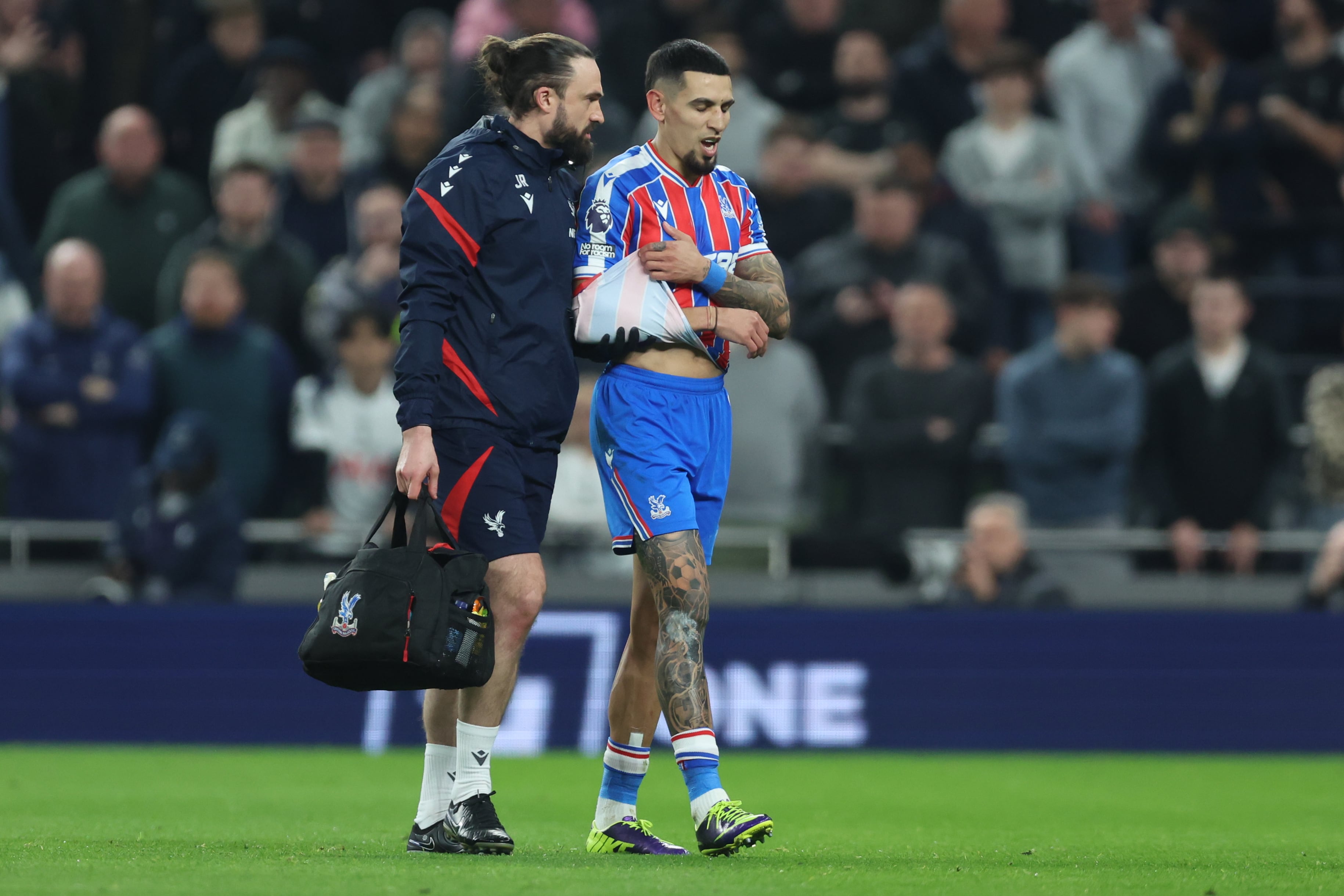 Daniel Muñoz se retiró adolorido de uno de sus brazos a menos de 100 días del Mundial 2026