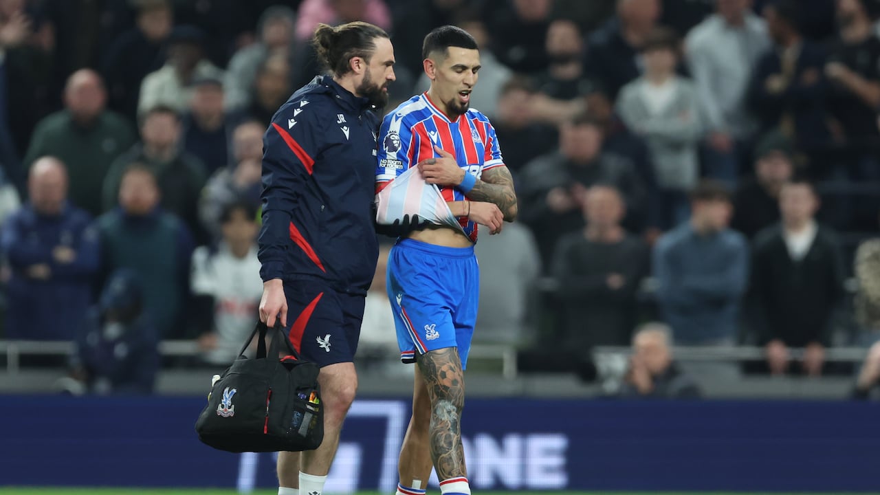 Daniel Muñoz se retiró adolorido de uno de sus brazos a menos de 100 días del Mundial 2026