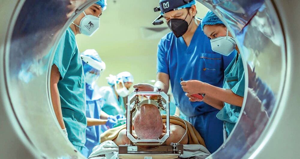 Antes de someterse a este tipo de intervención quirúrgica, un grupo de especialistas evalúa las características del paciente para concretar y definir si necesita ser operado. 