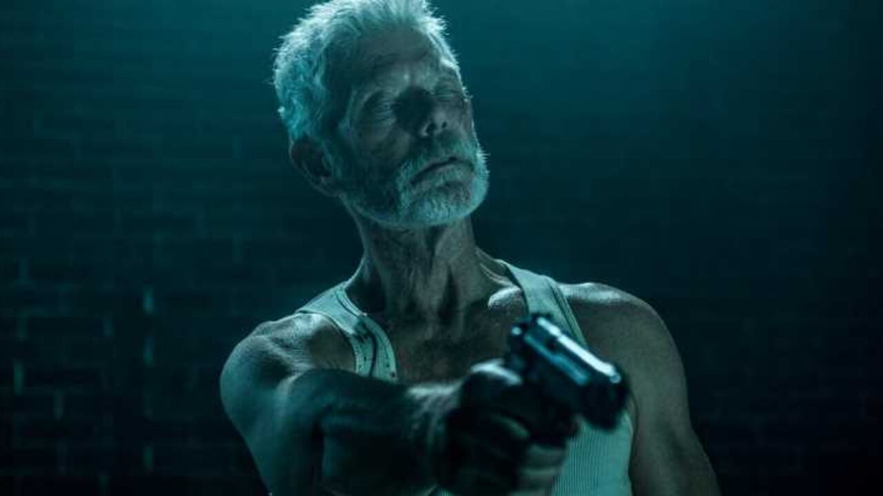 Stephen Lang interpretando al hombre ciego.