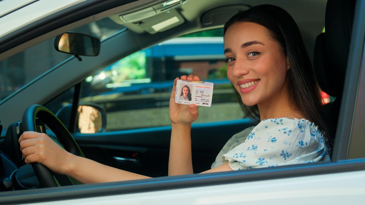 Obtener la licencia de conducción por primera vez requiere cumplir una serie de requisitos.