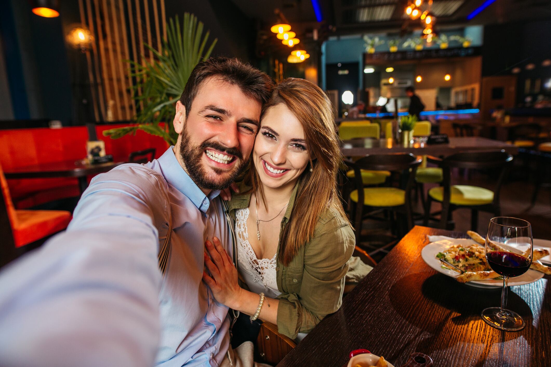 Pareja tomándose selfie en una sena de amor y amistad