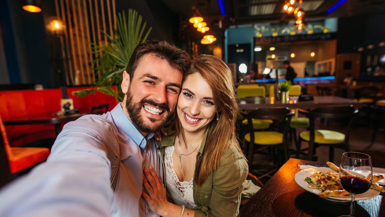 Pareja tomándose selfie en una sena de amor y amistad