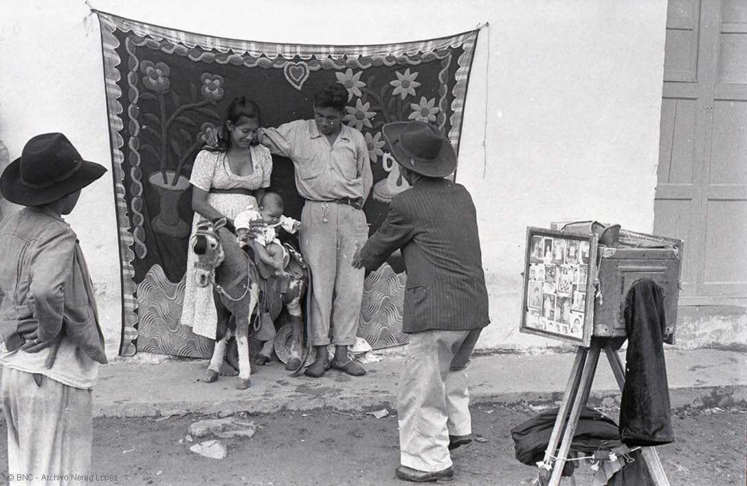 El fotógrafo de la calle (Yopal, 1958 / Chimá, 1964) cortesía Biblioteca Nacional de Colombia