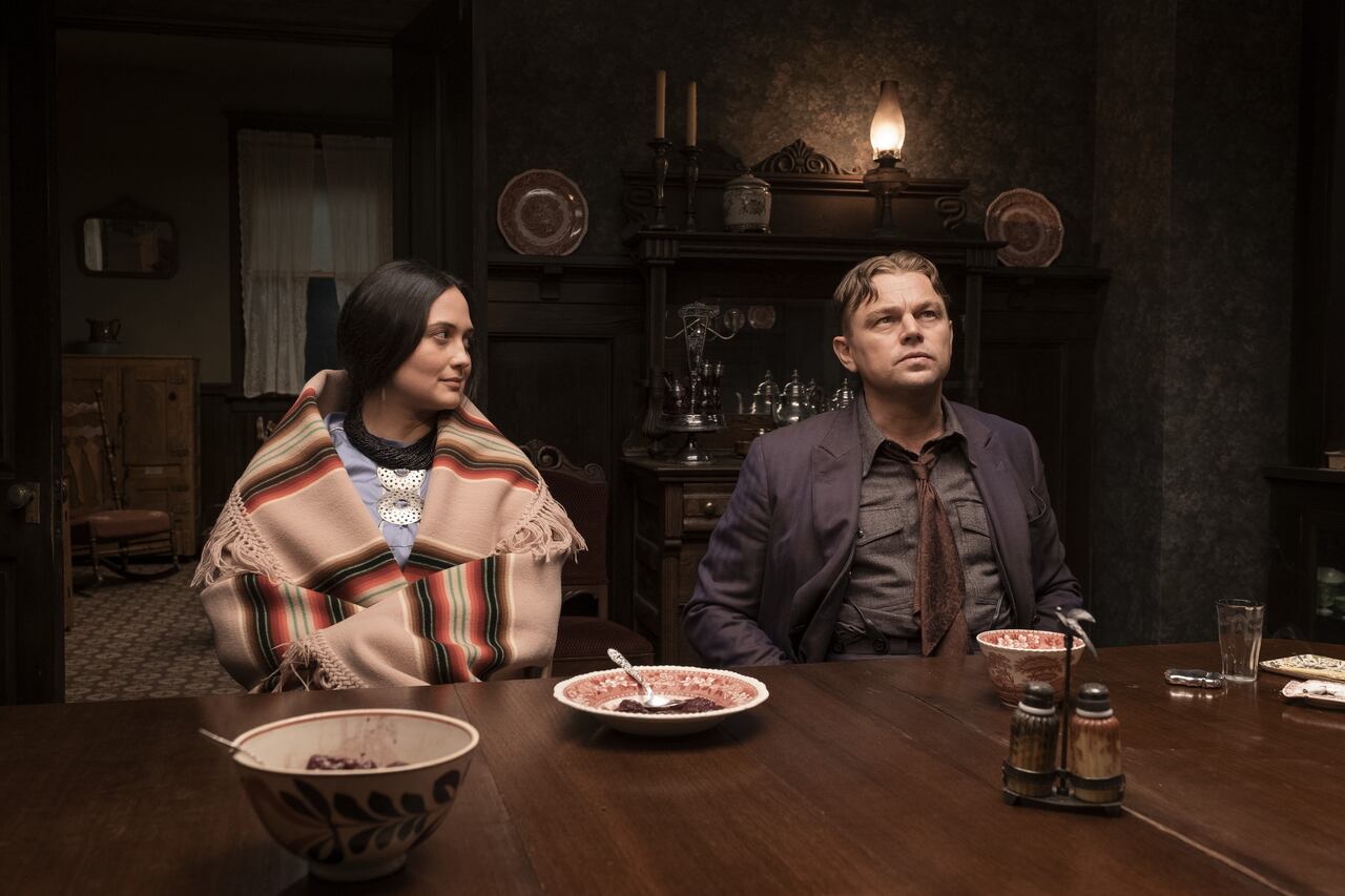 Leonardo DiCaprio es Ernest Burkhart, un hombre enamorado de una nativa americana (Lily Gladstone) envuelto en una conspiración urdida por el magnate ganadero William Hale (Robert De Niro) sediento de petróleo.
