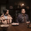 Leonardo DiCaprio es Ernest Burkhart, un hombre enamorado de una nativa americana (Lily Gladstone) envuelto en una conspiración urdida por el magnate ganadero William Hale (Robert De Niro) sediento de petróleo.