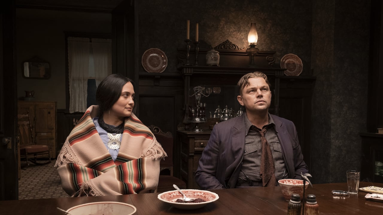 Leonardo DiCaprio es Ernest Burkhart, un hombre enamorado de una nativa americana (Lily Gladstone) envuelto en una conspiración urdida por el magnate ganadero William Hale (Robert De Niro) sediento de petróleo. En octubre llegará a los cines del mundo.