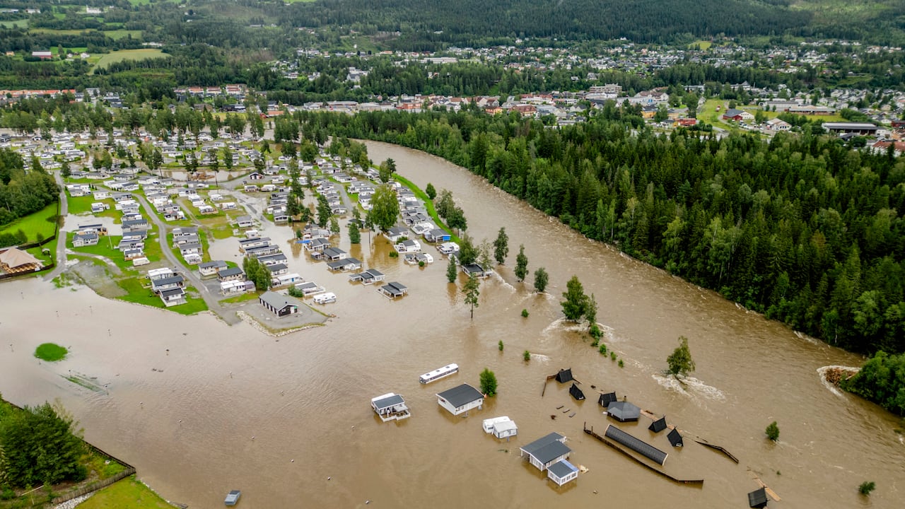 Esta vista aérea tomada el 9 de agosto de 2023 muestra el campamento en Dokka inundado después de que el río Dokka se desbordara.