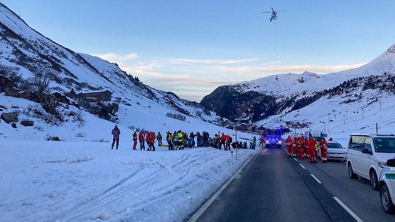 Los organismos de rescate en la zona.