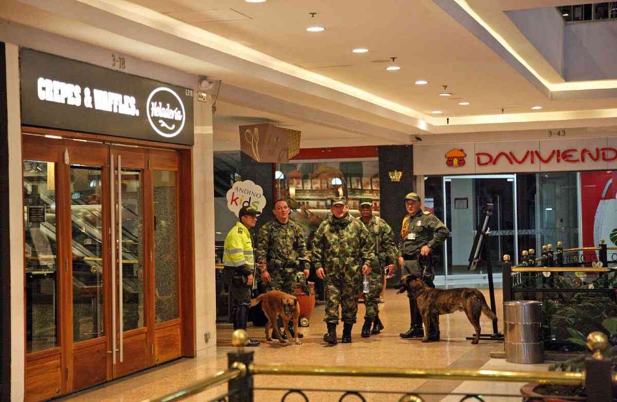 Investigadores recorrieron todo el lugar para recuperar la mayor cantidad de evidencia posible