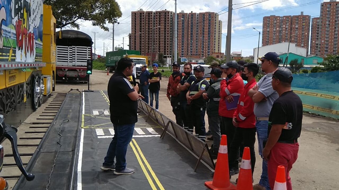 La Secretaría Distrital de Movilidad adelantó una jornada de sensibilización a conductores de vehículos de carga.