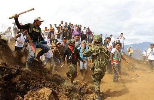 Militar es rodeado por indígenas en el cerro Berlín a pocos kilómetros de la cabecera municipal de Toribío, Cauca.