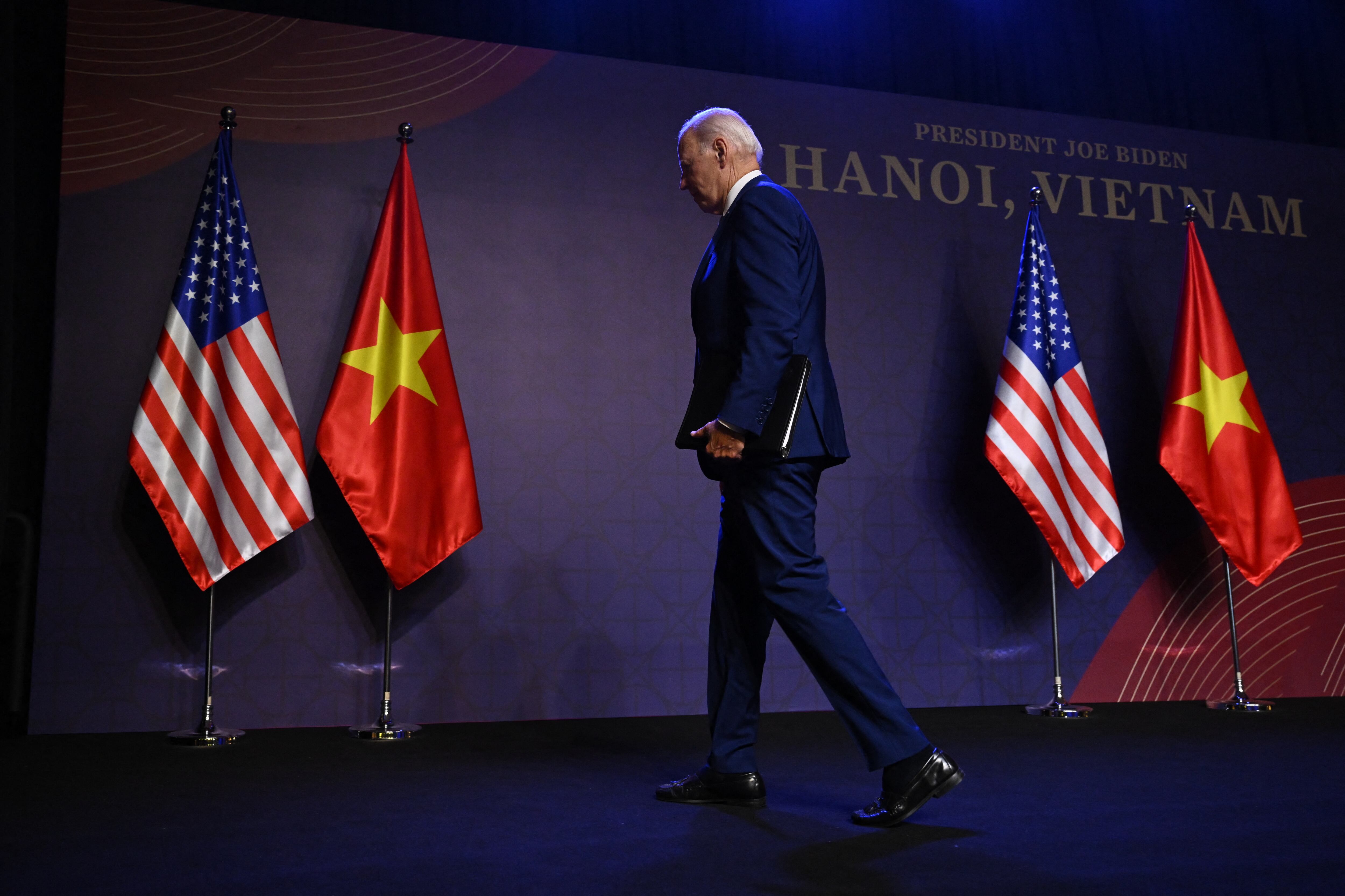 El presidente estadounidense Joe Biden sale después de una conferencia de prensa en Hanoi el 10 de septiembre de 2023, el primer día de una visita a Vietnam.