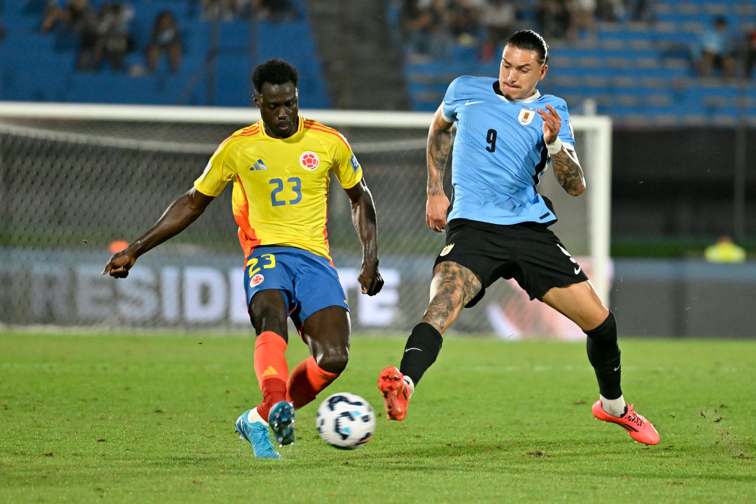 El colombiano Davinson Sánchez (23) y el uruguayo Darwin Núñez luchan por el balón durante un partido de clasificación para la Copa Mundial de la FIFA 2026 en Montevideo, Uruguay, el viernes 15 de noviembre de 2024. (Foto AP/Santiago Mazzarovich)
