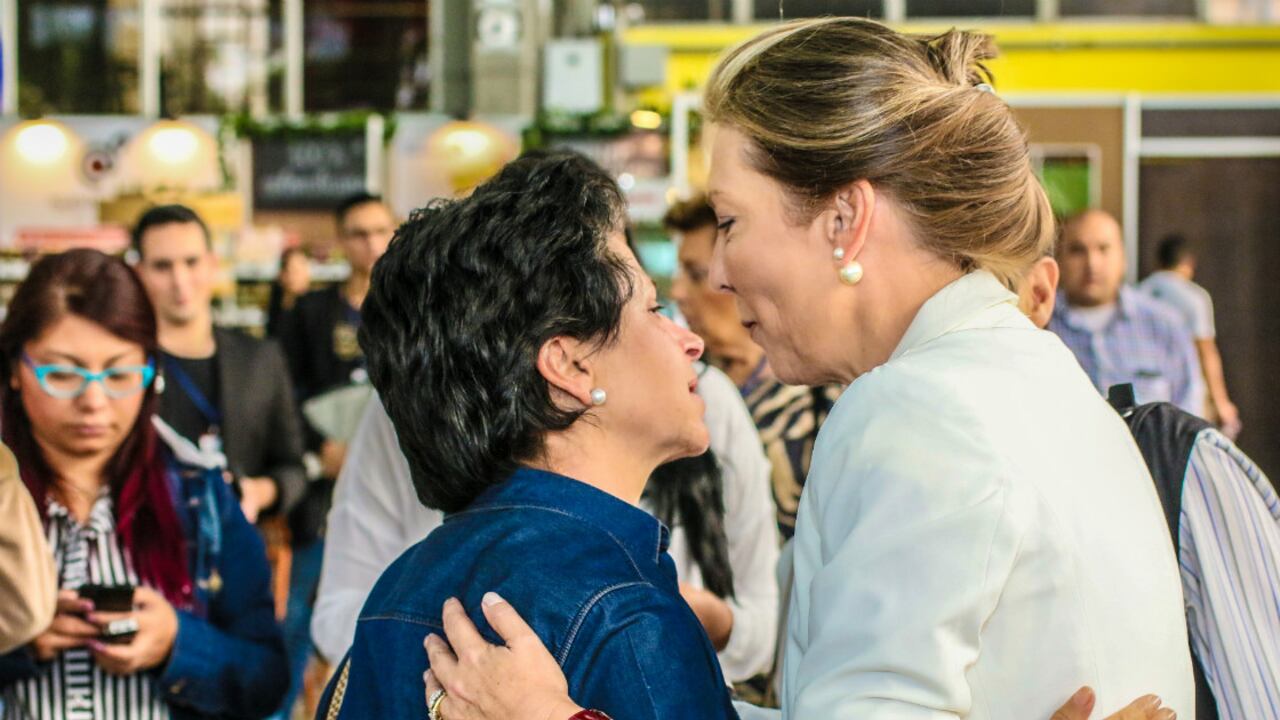 Lina de Uribe (izq.) y María Clemencia de Santos, las esposas de dos líderes políticos opuestos, se saludaron afablemente en el evento este miércoles en Medellín.