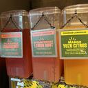 Dispensadores de Charged Lemondade, una bebida de limonada con cafeína, en Panera Bread, Walnut Creek, California, 27 de marzo de 2023.