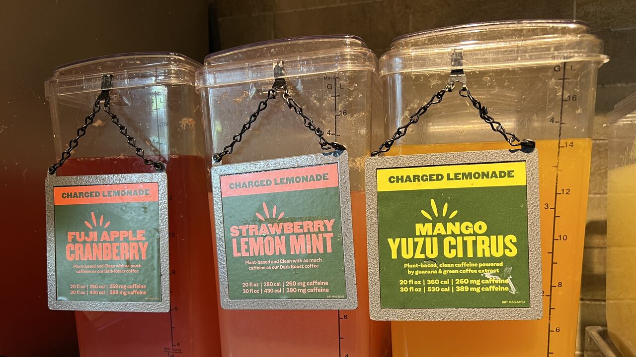 Dispensadores de Charged Lemondade, una bebida de limonada con cafeína, en Panera Bread, Walnut Creek, California, 27 de marzo de 2023.